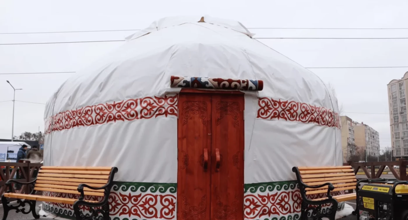 Казахи встановили в Бучі “юрту незламності” на підтримку українців, Росія обурена