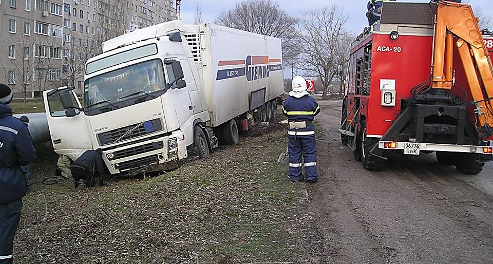 В Южноукраинске ДТП: грузовик сбил отбойник В Южноукраинске ДТП: грузовик сбил отбойник, Николай Пидорич
